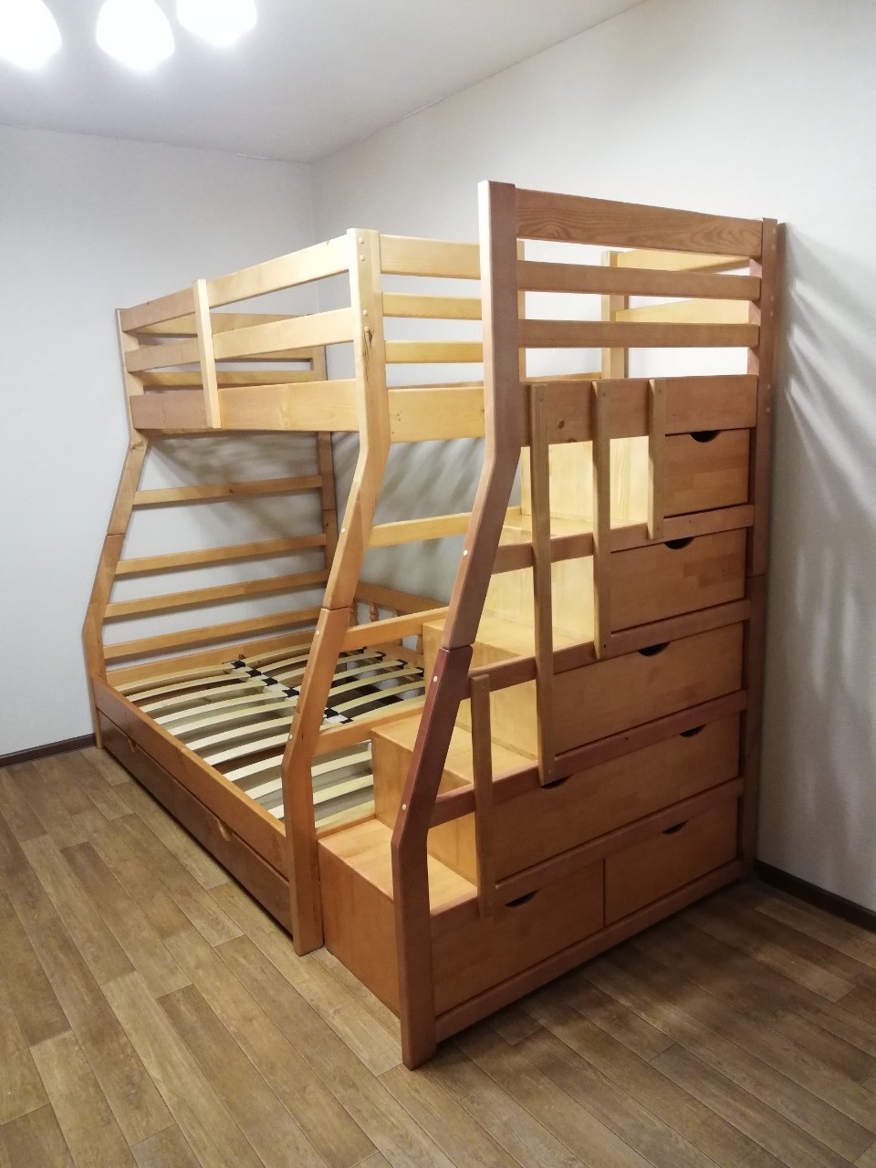 двухэтажная кровать из массива с лестницей комодом